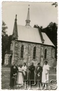 Przed 1939, Trzciana k. Dukli, woj. lwowskie, Polska.
Grupa osób na tle pustelni św. Jana z Dukli. W środku stoi zakonnik franciszkanin.
Fot. NN, Instytut Polski i Muzeum im. gen. Sikorskiego w Londynie