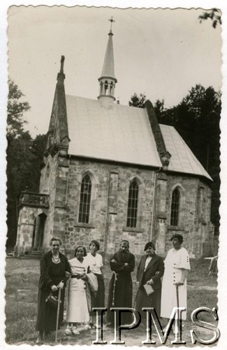 Przed 1939, Trzciana k. Dukli, woj. lwowskie, Polska.
Grupa osób na tle pustelni św. Jana z Dukli. W środku stoi zakonnik franciszkanin.
Fot. NN, Instytut Polski i Muzeum im. gen. Sikorskiego w Londynie