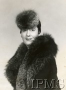 Przed 1939, Worochta lub Kołomyja, woj. stanisławowskie, Polska.
Portret młodej kobiety w futrzanym kołnierzu i toczku.
Fot. NN, Instytut Polski i Muzeum im. gen. Sikorskiego w Londynie