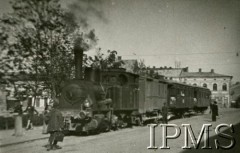 Przed 1939, Kołomyja, woj. stanisławowskie, Polska.
Kolej lokalna do wsi Słoboda Rungurska. Pociąg jadący ulicami miasteczka.
Fot. NN, Instytut Polski i Muzeum im. gen. Sikorskiego w Londynie