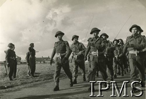 1942-1943, Wielka Brytania.
1 Samodzielna Kompania Komandosów, płk Dudley S. Lister odbiera defiladę żołnierzy. Z przodu: por. Stefan Zalewski, asp. Tadeusz Monsior, asp. Bolesław Świtalski; za por. Zalewskim plut. Dąbrowski; w trzeciej trójce widoczny plut. J. Cieniewicz.
Fot. NN, Instytut Polski i Muzeum im. gen. Sikorskiego w Londynie [album 40 - komandosi].