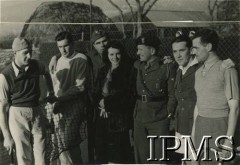 1942-1943, Walia, Wielka Brytania.
Żołnierze z 1 Samodzielnej Kompanii Komandosów po meczu tenisowym na korcie Ynys Faig Hall Hotel, od lewej: por. Stanisław Wołoszowski, ppor. Andrzej Czyński, dowódca jednostki kpt. Władysław Smrokowski, Alina Rochowicz, ppor. Maciej Zajączkowski, asp. Bolesław Świtalski, por. Stefan Zalewski.  
Fot. NN, Instytut Polski i Muzeum im. gen. Sikorskiego w Londynie [album 40 - komandosi].