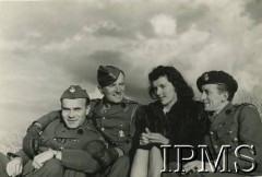1942-1943, Wielka Brytania.
1 Samodzielna Kompania Komandosów w Wielkiej Brytanii. Na zdjęciu od lewej: dowódca jednostki kpt. Władysław Smrokowski, ppor. Maciej Zajączkowski, Alina Rochowicz, asp. Tadeusz Monsior. 
Fot. NN, Instytut Polski i Muzeum im. gen. Sikorskiego w Londynie [album 40 - komandosi].