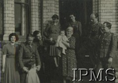 1943, Caernarforn, Walia, Wielka Brytania.
Grupa osób przed budynkiem, m.in. żołnierze z 1 Samodzielnej Kompanii Komandosów; z lewej asp. Tadeusz Monsior. Z prawej kolejno: ppor. Maciej Zajączkowski, dowódca jednostki płk Władysław Smrokowski, Alina Rochowicz.
Fot. NN, Instytut Polski i Muzeum im. gen. Sikorskiego w Londynie [album 40 - komandosi].