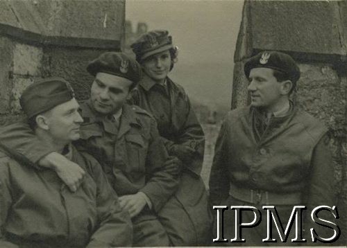 Kwiecień 1943, Caernarforn, Walia, Wielka Brytania.
1 Samodzielna Kompania Komandosów w Wielkiej Brytanii. Żołnierze na terenie zamku w Caernarforn, od lewej: por. S. Rochowicz, dowódca jednostki kpt. Władysław Smrokowski, Alina Rochowicz, por. Maciej Zajączkowski.
Fot. NN, Instytut Polski i Muzeum im. gen. Sikorskiego w Londynie [album 40 - komandosi].