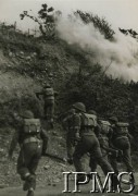 1943, Caernarforn, Walia, Wielka Brytania.
1 Samodzielna Kompania Komandosów podczas ćwiczeń. Komandosi podchodzą pod strome zbocze.
Fot. NN, Instytut Polski i Muzeum im. gen. Sikorskiego w Londynie [album 40 - komandosi].