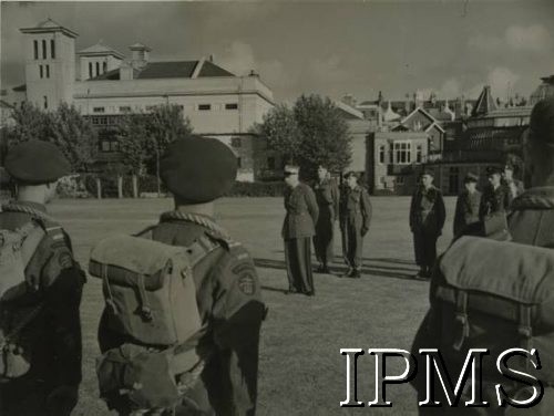 5.09.1943, Eastbourne, Anglia, Wielka Brytania.
Naczelny Wódz Polskich Sił Zbrojnych gen. Kazimierz Sosnkowski wizytuje 1 Samodzielną Kompanię Komandosów. Gen. Sosnkowski przemawia do żołnierzy.
Fot. NN, Instytut Polski i Muzeum im. gen. Sikorskiego w Londynie [album 40 - komandosi].