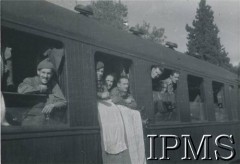23.11.1943, Algier, Algieria.
1 Samodzielna Kompania Komandosów przed podróżą do Philippevile (Sukajkida). Komandosi w pociągu, w pierwszym oknie: ppor. B. Król, w drugim oknie: ppor. Józef Lubański, ppor. Antoni Zemanek, ppor. Tadeusz Monsior, w trzecim oknie: por. Andrzej Czyński, dowódca jednostki kpt. Władysław Smrokowski, por. Stefan Zalewski.
Fot. NN, Instytut Polski i Muzeum im. gen. Sikorskiego w Londynie [album 40 - komandosi].