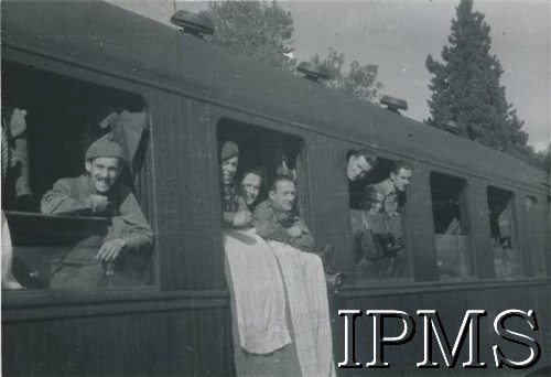 23.11.1943, Algier, Algieria.
1 Samodzielna Kompania Komandosów przed podróżą do Philippevile (Sukajkida). Komandosi w pociągu, w pierwszym oknie: ppor. B. Król, w drugim oknie: ppor. Józef Lubański, ppor. Antoni Zemanek, ppor. Tadeusz Monsior, w trzecim oknie: por. Andrzej Czyński, dowódca jednostki kpt. Władysław Smrokowski, por. Stefan Zalewski.
Fot. NN, Instytut Polski i Muzeum im. gen. Sikorskiego w Londynie [album 40 - komandosi].