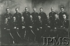 1923-1924, Podbrodzie, Polska.
Oficerowie 3 Dywizjonu Artylerii Konnej im. płk. Włodzimierza Potockiego. Od lewej siedzą: por. Feliks Małuski, kpt. Witold Górecki, kpt. Włodzimierz Pereswiet-Sołtan, płk Stefan Trzebiński, mjr Konstanty Ważyński, kpt. Tadeusz Dąbrowski, kpt. Wacław Cypryszewski, por. Janusz Krupiński. Od lewej stoją: por. Kazimierz Ważyński, por. adm. Ferdynand Beigel, por. Edward Węgrzyński, kpt. Mieczysław Kamiński, por. Józef Szyszko, por. Adolf Woliński, por. Stanisław Bartkowski. Fot. NN, Instytut Polski i Muzeum im. gen. Sikorskiego [album 415c - Dywizjon Artylerii Konnej]