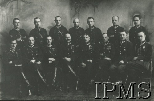 1923-1924, Podbrodzie, Polska.
Oficerowie 3 Dywizjonu Artylerii Konnej im. płk. Włodzimierza Potockiego. Od lewej siedzą: por. Feliks Małuski, kpt. Witold Górecki, kpt. Włodzimierz Pereswiet-Sołtan, płk Stefan Trzebiński, mjr Konstanty Ważyński, kpt. Tadeusz Dąbrowski, kpt. Wacław Cypryszewski, por. Janusz Krupiński. Od lewej stoją: por. Kazimierz Ważyński, por. adm. Ferdynand Beigel, por. Edward Węgrzyński, kpt. Mieczysław Kamiński, por. Józef Szyszko, por. Adolf Woliński, por. Stanisław Bartkowski. Fot. NN, Instytut Polski i Muzeum im. gen. Sikorskiego [album 415c - Dywizjon Artylerii Konnej]
