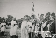 1937, Podbrodzie, Polska.
Wręczenie sztandaru 3 Dywizjonowi Artylerii Konnej im. płk. Włodzimierza Potockiego. Biskup polowy Józef Gawlina poświęca sztandar. 
Fot. NN, Instytut Polski i Muzeum im. gen. Sikorskiego [album 415c - Dywizjon Artylerii Konnej]