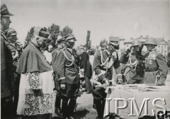 1937, Podbrodzie, Polska.
Wręcznie sztandaru 3 Dywizjonowi Artylerii Konnej im. płk. Włodzimierza Potockiego. Marszałek Edward Rydz-Śmigły wbija gwóźdź. 
Fot. NN, Instytut Polski i Muzeum im. gen. Sikorskiego [album 415c - Dywizjon Artylerii Konnej]