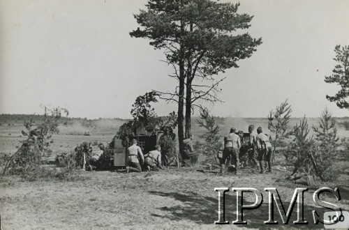 1938, Podbrodzie, Polska.
Ćwiczenia poligonowe 3 Dywizjonu Artylerii Konnej im. płk. Włodzimierza Potockiego. Działo na stanowisku, nacierają dwie tankietki. 
Fot. NN, Instytut Polski i Muzeum im. gen. Sikorskiego [album 415c - Dywizjon Artylerii Konnej]