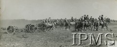 1938, Podbrodzie, Polska.
Ćwiczenia poligonowe 3 Dywizjonu Artylerii Konnej im. płk. Włodzimierza Potockiego. Bateria w szyku rozwiniętym w zwartych odstępach. 
Fot. NN, Instytut Polski i Muzeum im. gen. Sikorskiego [album 415c - Dywizjon Artylerii Konnej]