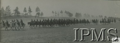 1938, Podbrodzie, Polska.
Ćwiczenia poligonowe 3 Dywizjonu Artylerii Konnej im. płk. Włodzimierza Potockiego. Dywizjon w kolumnie w galopie.
Fot. NN, Instytut Polski i Muzeum im. gen. Sikorskiego [album 415c - Dywizjon Artylerii Konnej]