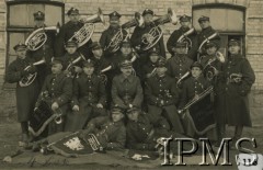 1922-1927, Suwałki, Polska.
Trębacze 4 Dywizjonu Artylerii Konnej z podpułkownikiem Janem Dunienem-Wąsowiczem. 
Fot. NN, Instytut Polski i Muzeum im. gen. Sikorskiego [album 415c - Dywizjon Artylerii Konnej]