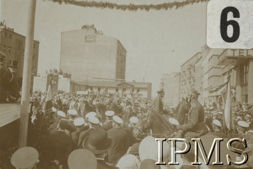31.07.1932, Gdynia, Polska.
Święto Morza. Na koniu pierwszy z lewej dowódca 11 Dywizjonu Artylerii Konnej podpułkownik dr Włodzimierz Leon Dembiński, drugi z lewej na koniu dowódca Brygady Kawalerii 
