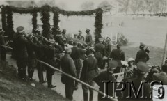 31.07.1932, Gdynia, Polska.
Święto Morza. W środku na drugim planie Inspektor Armii generał Gustaw Orlicz-Dreszer. Po prawej jego stronie dowódca 11 Dywizjonu  Artylerii Konnej podpułkownik Włodzimierz Leon Dembiński, po lewej dowódca Brygady Kawalerii 