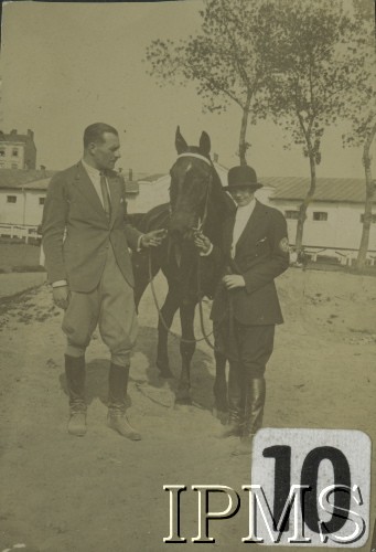 1924-39, Warszawa, Polska.
Porucznik Tadeusz Weryha-Darowski z Zofią Chodkiewiczówną. 
Fot. NN, Instytut Polski i Muzeum im. gen. Sikorskiego [album 415d - Dywizjon Artylerii Konnej]