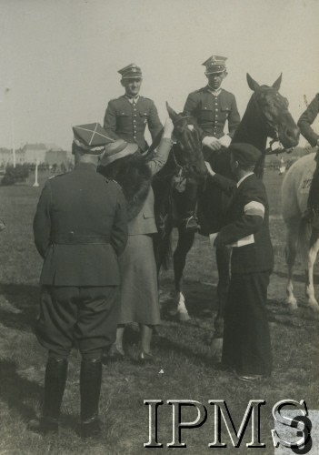 1937, Poznań, Polska.
Zawody konne Wielkopolskiej Brygady Kawalerii. Zwycięzcy: porucznik Witalis Krystek z 7 Dywizjonu Artylerii Konnej i porucznik Piotr Laskowski z 17 Pułku Ułanów Wielkopolskich im. Króla Bolesława Chrobrego. Tyłem stoi dowódca Okręgu Korpusu nr VII generał Edmund Knoll-Kownacki. 
Fot. NN, Instytut Polski i Muzeum im. gen. Sikorskiego [album 415d - Dywizjon Artylerii Konnej]