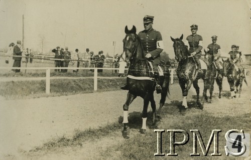 Prawdopodobnie 1936, Poznań. Polska.
Zawody konne Wielkopolskiej Brygady Kawalerii. Na zdjęciu startujący w nich oficerowie. 
Fot. NN, Instytut Polski i Muzeum im. gen. Sikorskiego [album 415d - Dywizjon Artylerii Konnej]