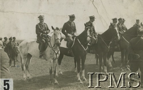 Prawdopodobnie 1935, Poznań, Polska.
Zawody konne Wielkopolskiej Brygady Kawalerii. Indywidualni zwycięzcy: dowódca Wielkopolskiej Brygady Kawalerii generał Sergiusz Zahorski, porucznik Z. Kiedacz i podporucznik Zbigniew Bukowski z 15 Pułk Ułanów Poznańskich. Na drugim planie po prawej stronie zwycięski zespół z 7 Dywizjonu Artylerii Konnej: kapitan Paweł Dąbski-Nerlich, porucznik Edward Nagórski, podporucznik Witalis Krystek.
Fot. NN, Instytut Polski i Muzeum im. gen. Sikorskiego [album 415d - Dywizjon Artylerii Konnej]