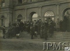 1924-1925, Iwno, Polska.
Uczestnicy biegu myśliwskiego na ganku pałacu hrabiego Ignacego Mielżyńskiego. 
Fot. NN, Instytut Polski i Muzeum im. gen. Sikorskiego [album 415e - Dywizjon Artylerii Konnej]