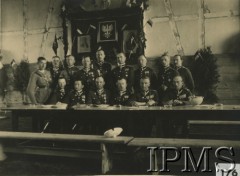 15.09.1932, Jarosław, Polska.
Święto 10 Dywizjonu Artylerii Konnej, po obiedzie w ujeżdżalni. Od lewej stoją: porucznik Kozika, kapitan Borowski, porucznik Skarżyński, kapitan Kleczeński, porucznik Darowski, kapitan Bugajski, NN, porucznik Bukowskim, NN; Od lewej siedzą: porucznik Motz, NN, porucznik Bukowski, major lekarz weterynarii Bronisław Sapeta, kapitan Walewski, kwatermistrz 15 Wielkopolskiego Pułku Artylerii Lekkiej major NN. 
Fot. NN, Instytut Polski i Muzeum im. gen. Sikorskiego [album 415e - Dywizjon Artylerii Konnej]