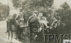 1932, Polska.
Dowódca 8 Pułku Strzelców Konnych pułkownik Władysław Muller (pierwszy z prawej) wydaje rozkazy na ćwiczenia. Tyłem odwrócony major Julian Arnoldt-Russocki z 16 Pułku Ułanów Wielkopolskich. 
Fot. NN, Instytut Polski i Muzeum im. gen. Sikorskiego [album 415e - Dywizjon Artylerii Konnej]