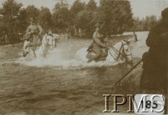 Prawdopodobnie 1932, Polska.
Żołnierze z 10 Dywizjonu Artylerii Konnej przekraczają konno rzekę. 
Fot. NN, Instytut Polski i Muzeum im. gen. Sikorskiego [album 415e - Dywizjon Artylerii Konnej]