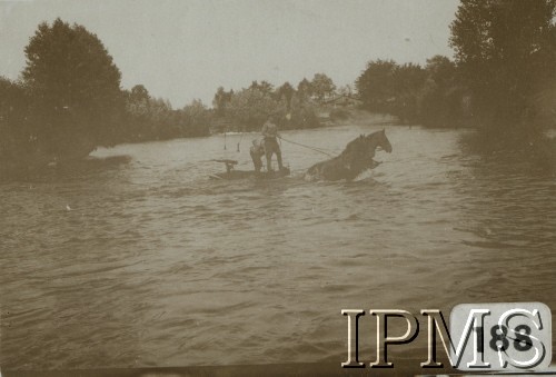 Prawdopodobnie 1932, Polska.
Żołnierze 10 Dywizjonu Artylerii Konnej przekraczają rzekę. Na zdjęciu przeprawa taczanki. 
Fot. NN, Instytut Polski i Muzeum im. gen. Sikorskiego [album 415e - Dywizjon Artylerii Konnej]