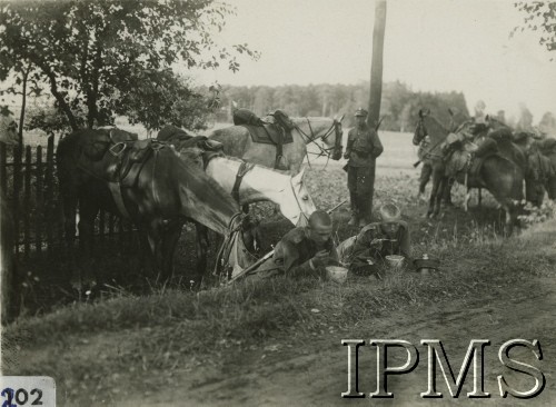1932, okolice Tuchowoli, Polska.
Manewry 10 Dywizjon Artylerii Konnej. Dwóch kanonierów jedzących zupę. 
Fot. NN, Instytut Polski i Muzeum im. gen. Sikorskiego [album 415e - Dywizjon Artylerii Konnej]