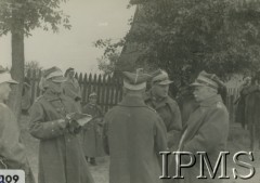 Prawdopodobnie 1933, Polska.
Manewry 10 Dywizjonu Artylerii Konnej. Niezidentyfikowani oficerowie, pierwszy z prawej generał.
Fot. NN, Instytut Polski i Muzeum im. gen. Sikorskiego [album 415e - Dywizjon Artylerii Konnej]