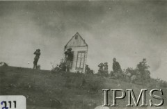 1933, Czerwony Bór, Polska.
Manewry 10 Dywizjonu Artylerii Konnej. Tarcza strzelnicza. Na punkcie obserwacyjnym od lewej: podpułkownik Dembiński, zastępca dowódcy 16 Pułku Ułanów Wielkopolskich major Witold Jabłoński. 
Fot. NN, Instytut Polski i Muzeum im. gen. Sikorskiego [album 415e - Dywizjon Artylerii Konnej]