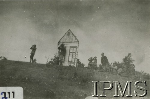 1933, Czerwony Bór, Polska.
Manewry 10 Dywizjonu Artylerii Konnej. Tarcza strzelnicza. Na punkcie obserwacyjnym od lewej: podpułkownik Dembiński, zastępca dowódcy 16 Pułku Ułanów Wielkopolskich major Witold Jabłoński. 
Fot. NN, Instytut Polski i Muzeum im. gen. Sikorskiego [album 415e - Dywizjon Artylerii Konnej]