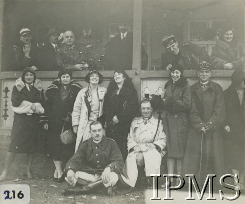 1922-1937, Polska.
Bieg myśliwski 10 Dywizjonu Artylerii Konnej. Zdjęcie sytuacyjne oficerów dywizjonu z żonami. 
Fot. NN, Instytut Polski i Muzeum im. gen. Sikorskiego [album 415e - Dywizjon Artylerii Konnej]