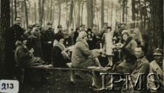 1922-1937, Polska.
Bieg myśliwski 10 Dywizjonu Artylerii Konnej. Zdjęcie sytuacyjne oficerów dywizjonu z żonami. 
Fot. NN, Instytut Polski i Muzeum im. gen. Sikorskiego [album 415e - Dywizjon Artylerii Konnej]