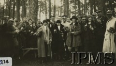 1922-1937, Polska.
Bieg myśliwski 10 Dywizjonu Artylerii Konnej. Zdjęcie sytuacyjne oficerów dywizjonu z żonami. 
Fot. NN, Instytut Polski i Muzeum im. gen. Sikorskiego [album 415e - Dywizjon Artylerii Konnej]