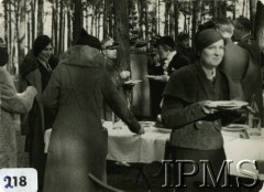 1922-1937, Polska.
Bieg myśliwski 10 Dywizjonu Artylerii Konnej. Zdjęcie sytuacyjne oficerów dywizjonu z żonami. 
Fot. NN, Instytut Polski i Muzeum im. gen. Sikorskiego [album 415e - Dywizjon Artylerii Konnej]