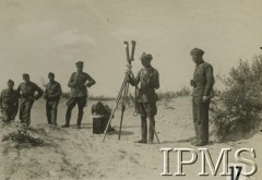 1920-1939, Polska.
Żołnierze i oficerowie Wojska Polskiego z dywizjonu artylerii konnej na ćwiczeniach.
Fot. NN, Instytut Polski i Muzeum im. gen. Sikorskiego [album 415 - Dywizjon Artylerii Konnej]