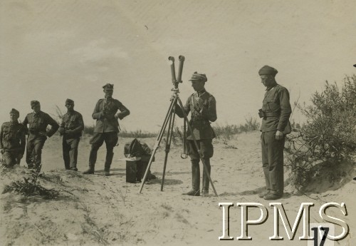 1920-1939, Polska.
Żołnierze i oficerowie Wojska Polskiego z dywizjonu artylerii konnej na ćwiczeniach.
Fot. NN, Instytut Polski i Muzeum im. gen. Sikorskiego [album 415 - Dywizjon Artylerii Konnej]