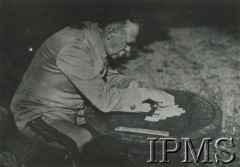 1.01-31.03.1931, Madera, Portugalia.
Marszałek Polski Józef Piłsudski układa pasjansa. 
Fot. NN, Instytut Polski i Muzeum im. gen. Sikorskiego [album 415j - Dywizjon Artylerii Konnej]