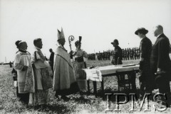 17.07.1938, Zamość, Polska.
Poświęcenie sztandaru 2 Dywizjonu Artylerii Konnej im. gen. Józefa Sowińskiego przez biskupa polowego Józefa Gawlinę. Od prawej: rodzice chrzestni - Kamil Porbaix, hrabina Dorota Ledóchowska, dalej kapitan Józef Stojewski-Rybczyński. 
Fot. NN, Instytut Polski i Muzeum im. gen. Sikorskiego [album 415j - Dywizjon Artylerii Konnej]