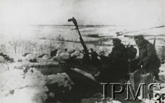 Zima 1920, okolice Horwac, powiat dziśnieński, Polska.
Żołnierze 2 baterii 1 Dywizjonu Artylerii Konnej im. gen. Józefa Bema przy przeciwlotniczym karabinie maszynowym.
Fot. NN, Instytut Polski i Muzeum im. gen. Sikorskiego [album 415k - Dywizjon Artylerii Konnej]