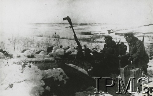 Zima 1920, okolice Horwac, powiat dziśnieński, Polska.
Żołnierze 2 baterii 1 Dywizjonu Artylerii Konnej im. gen. Józefa Bema przy przeciwlotniczym karabinie maszynowym.
Fot. NN, Instytut Polski i Muzeum im. gen. Sikorskiego [album 415k - Dywizjon Artylerii Konnej]