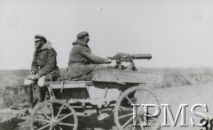Zima 1920, okolice Brasławia, Polska.
Dwóch żołnierzy w taczance 2 Baterii 1 Dywizjonu Artylerii Konnej im. gen. Józefa Bema z taczanką baterii.
Fot. NN, Instytut Polski i Muzeum im. gen. Sikorskiego [album 415k - Dywizjon Artylerii Konnej]