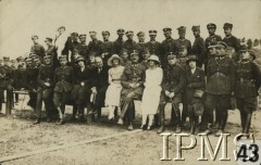 1921, Góra Kalwaria, Polska.
Uczestnicy i widzowie zawodów konnych. W pierwszym rzędzie siedzą od lewej: piąty - porucznik Linzenbarth, porucznik Czenze, trzynasty – porucznik Walewicz, piętnasty - dowódca 1 Dywizjonu Artylerii Konnej im. gen. Józefa Bema podpułkownik Władysław Tadeusz Surmacki, pani Smoleńska, porucznik Leśniewski. Za nimi stoją od lewej: piąty pułkownik Dzierżanowski, dowódca Grupy Operacyjnej Jazdy podpułkownik Leon Dunin-Wolski, podporucznik Boguski. W górnym rzędzie od lewej: pierwszy podporucznik Florianowicz, czwarty podporucznik Średnicki, ósmy podporucznik Olszewski, jedenasty kapitan Zagroyski, trzynasty kapitan lekarz weterynarii Szmurło, piętnasty porucznik Harting. 
Fot. NN, Instytut Polski i Muzeum im. gen. Sikorskiego [album 415k - Dywizjon Artylerii Konnej]
