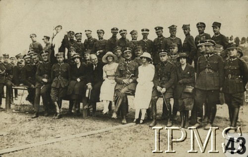 1921, Góra Kalwaria, Polska.
Uczestnicy i widzowie zawodów konnych. W pierwszym rzędzie siedzą od lewej: piąty - porucznik Linzenbarth, porucznik Czenze, trzynasty – porucznik Walewicz, piętnasty - dowódca 1 Dywizjonu Artylerii Konnej im. gen. Józefa Bema podpułkownik Władysław Tadeusz Surmacki, pani Smoleńska, porucznik Leśniewski. Za nimi stoją od lewej: piąty pułkownik Dzierżanowski, dowódca Grupy Operacyjnej Jazdy podpułkownik Leon Dunin-Wolski, podporucznik Boguski. W górnym rzędzie od lewej: pierwszy podporucznik Florianowicz, czwarty podporucznik Średnicki, ósmy podporucznik Olszewski, jedenasty kapitan Zagroyski, trzynasty kapitan lekarz weterynarii Szmurło, piętnasty porucznik Harting. 
Fot. NN, Instytut Polski i Muzeum im. gen. Sikorskiego [album 415k - Dywizjon Artylerii Konnej]

