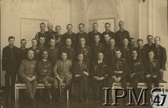 Jesień 1927, Warszawa, Polska.
Wizyta attache wojskowych w 1 Dywizjonie Artylerii Konnej im. gen. Józefa Bema. Od lewej siedzą: attache wojskowi, w środku ppłk Antoni Durski-Trzaska  ostatni kpt. Smoleński; stoją w pierwszym rzędzie: por. Kazimierz Małochleb, kpt. Florianowicz, kpt. Leśniewski, por. Dobrowolański, ppłk Tadeusz Schaetzel, płk Leon Dunin-Wolski, płk Bolesław Wieniawa-Długoszowski, ppłk Józef Beck, por. Narzymski, por. Sulewski, por. Choynowski, por. Olszewski, ppor. Ziętkowski, por. Małkowski, por. Kreizer; stoją w drugim rzędzie: por. Mianowski, por. Święcicki, oficer Oddziału II Sztabu Generalnego, por. Hoszowski, lekarz weterynarii, lekarz medycyny, por. Zieliński, por. Gruszczyński.  Zdjęcie wykonane w sali balowej kasyna.
Fot. NN, Instytut Polski i Muzeum im. gen. Sikorskiego [album 415k - Dywizjon Artylerii Konnej]